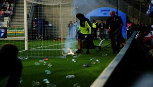 HJK:n fanit heittivät roskan ja soihdun kentälle, halusivat sairaskohtauksen takia pelin kesken
