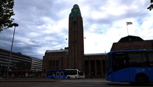 Ilma-akrobatiaesitys Helsingin rautatieaseman kellotornissa 