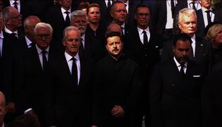 Volodymyr Zelenskyi ja Alexander Stubb hautajaissaattueessa