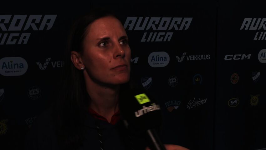 HIFK:n päävalmentaja Saara Kivenmäki pitää taklausuudistusta hyvänä