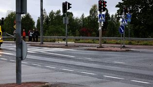Onnettomuuspaikalle on tuotu kukkia ja kynttiöitä.