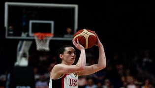 Caitlin Clark upotti kolmosen Ranskaa vastaan MM-finaalissa