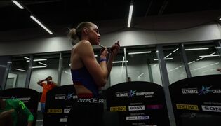 Keely Hodgkinson ja Femke Broeders-Bol pelleilevät
