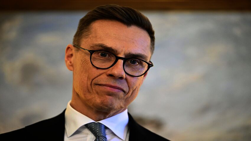 Presidentti Stubbin tiedotustilaisuus Suomen liittymisestä Ranskan ydinasepelotteeseen