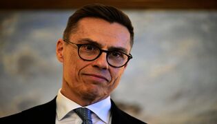 Presidentti Stubbin tiedotustilaisuus Suomen liittymisestä Ranskan ydinasepelotteeseen