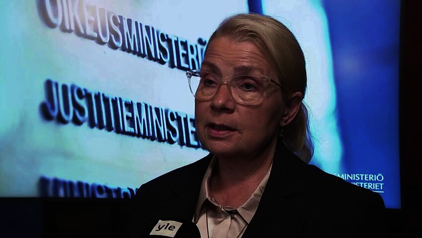 Oikeusministeri Leena Meri (ps.) kertoo suomalaisten vankiloiden tilanteesta
