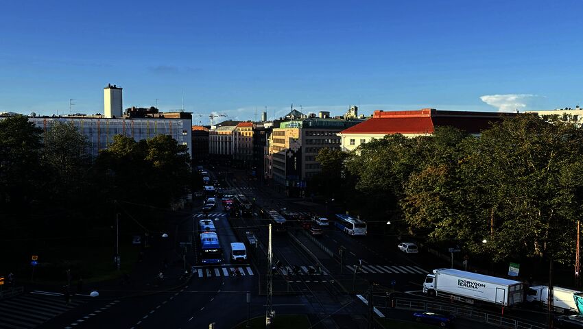 Ihminen jäi raitiovaunun alle Helsingin Kaisaniemessä