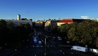 Ihminen jäi raitiovaunun alle Helsingin Kaisaniemessä
