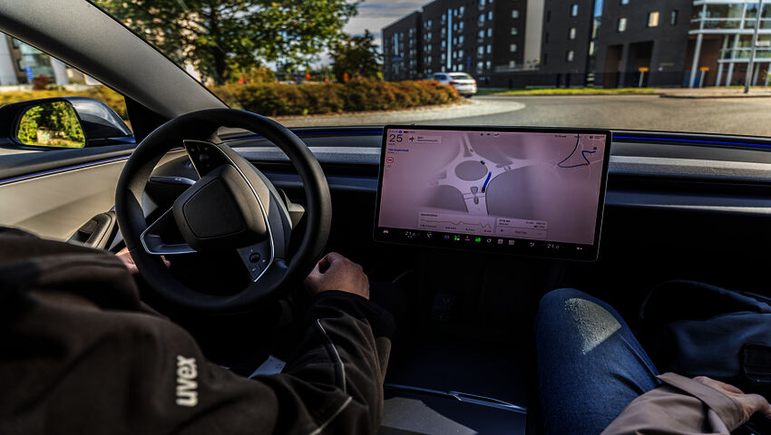 Teslan itseohjautuvaa autoa esiteltiin Turussa