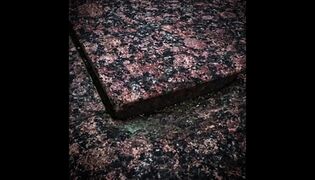 Haljenneita graniittilaattoja torilla.