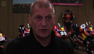 Ajo Motorsportin omistaja Aki Ajo kuvailee Rico Salmelaa