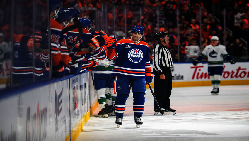 Evan Bouchard teki NHL:n avauskierroksella harvinaisen hattutempun