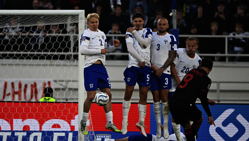 Lukas Hradecky torjuu Albanian vapaapotkun viime minuuteilla