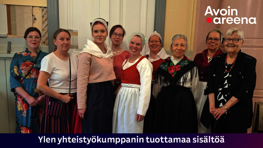 Kansallispuvun juhlapäivä: Rauman seudun tarkistetun naisen kansallispuvun esittely