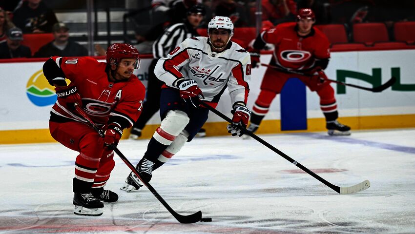 Sebastian Aho viimeistelee Carolinan kauden avausmaalin