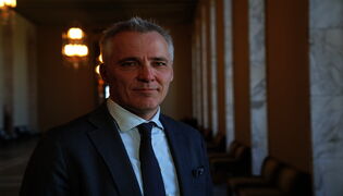 Miten opetusministeri Anders Adlercreutz puuttuisi kotiopetukseen? Katsoo suora lähetys klo 14
