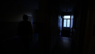 Valvontajohtaja tupatarkastuksella Kaskenkadun puutalokohteessa