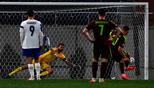 Huuhkajien kapteeni Lukas Hradecky hermostui