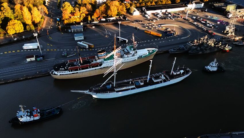 Museifartyget Suomen Joutsen flyttades från Åbo till Nådendal