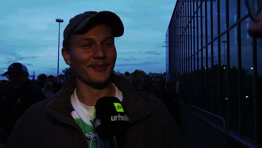 Näyttelijä Elias Salonen oli Helsingin paikallisottelussa jokeripaita päällä