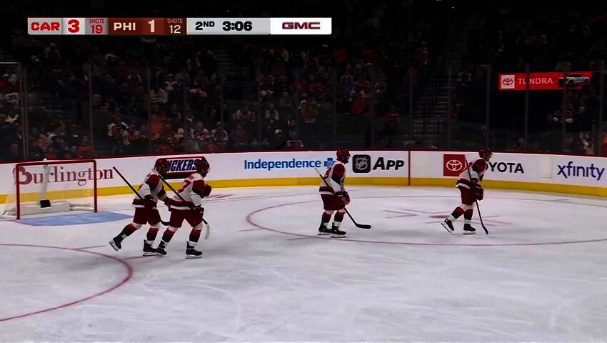 Sebastian Aho iski kauden kuudennen osumansa Philadelphiaa vastaan