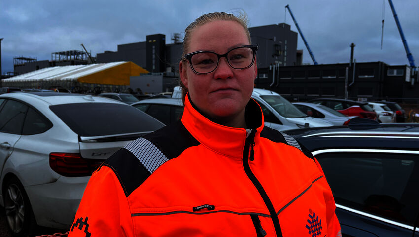 Operaattorit odottavat akkumateriaalitehtaan linjaston valmistumista