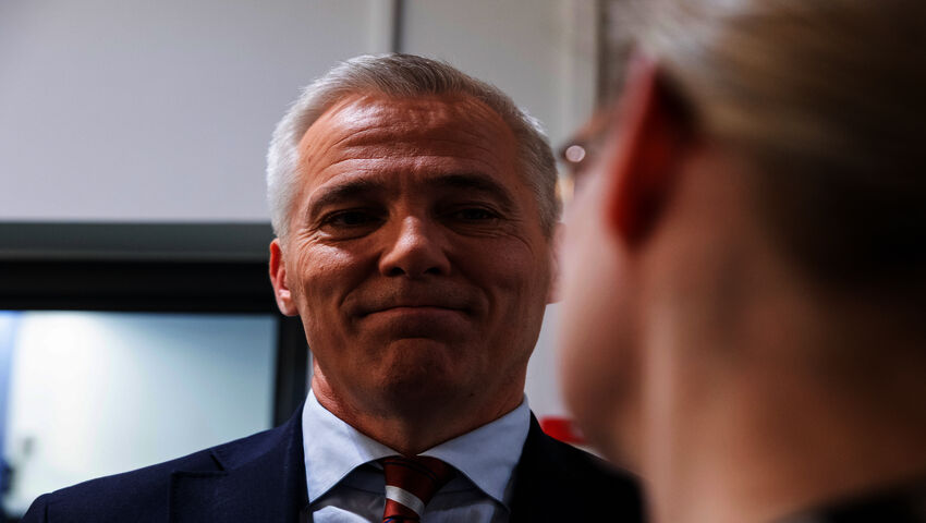 Opetusministeri Anders Adlercreutzin (r) tiedotustilaisuus kotiopetuksen nykytilasta
