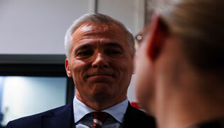 Opetusministeri Anders Adlercreutzin (r) tiedotustilaisuus kotiopetuksen nykytilasta