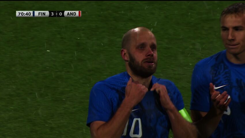 Teemu Pukki kyynelissä vaihtoon, vaimokin kyynelissä