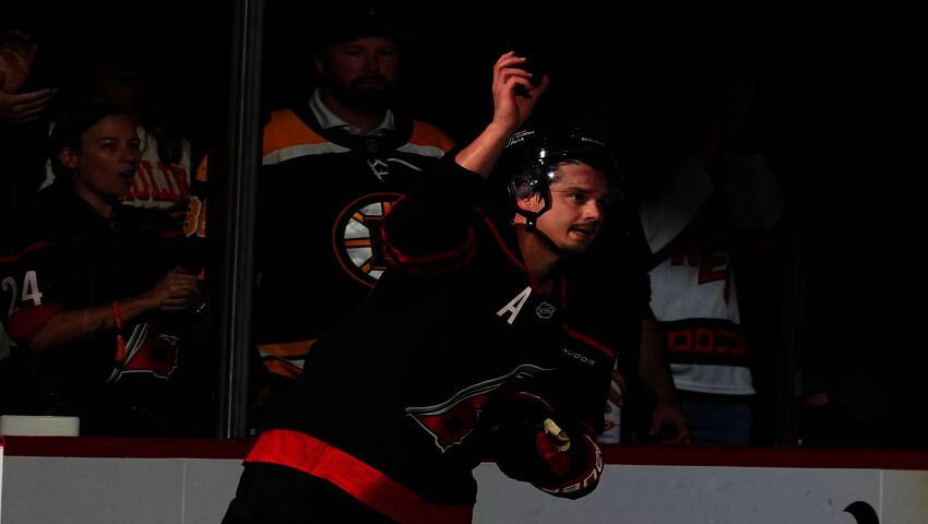 Sebastian Aho teki ratkaisumaalin Boston Bruinsia vastaan