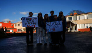 EHS-elever marscherar ut ur skolan i prostest