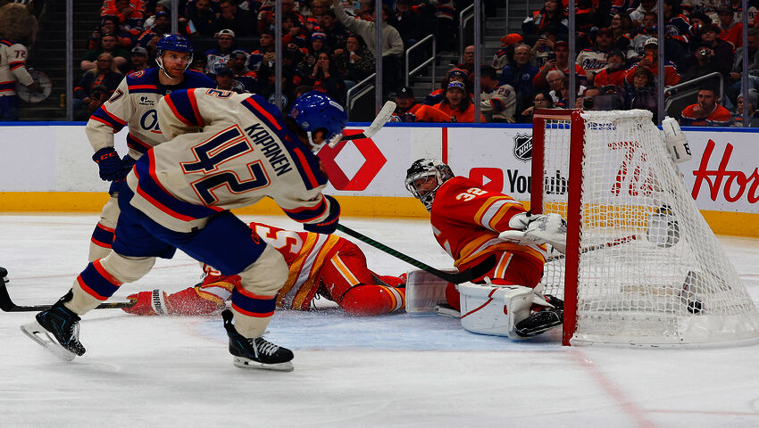 Kasperi Kapanen maalinteossa Connor McDavidin tarjoilusta
