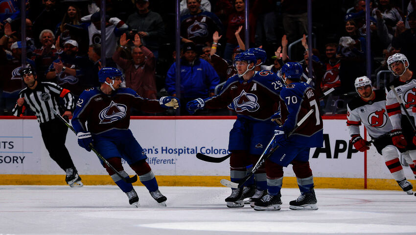 Artturi Lehkoselle syöttöpiste, kun Nathan MacKinnon karkasi maalintekoon
