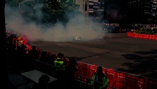Sergio Perez näytösajossa Mexico Cityn kadulla